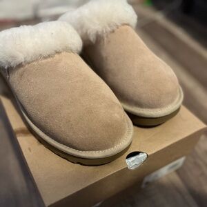 Brand new , never wore Ugg slippers 10 women. Light brown